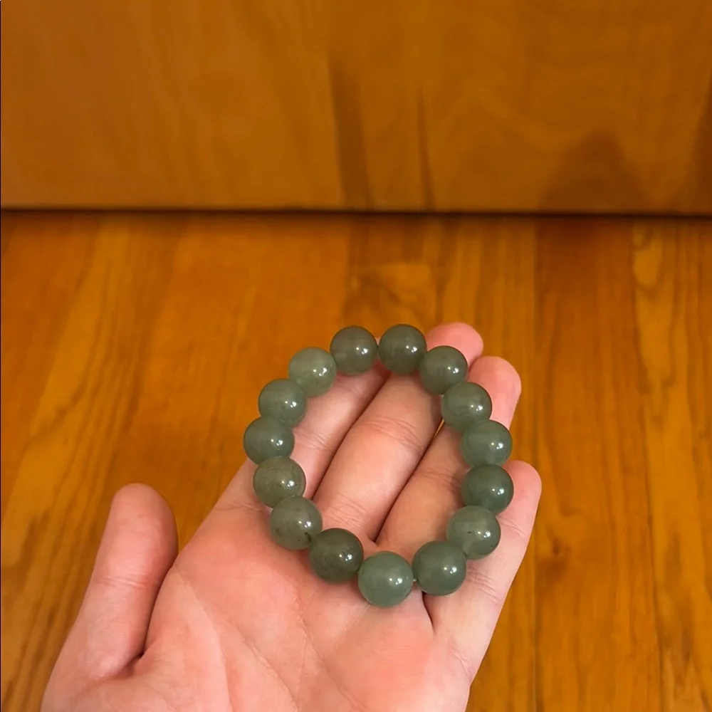 Jadeite Beaded Bracelet EUC - Picture 5 of 7